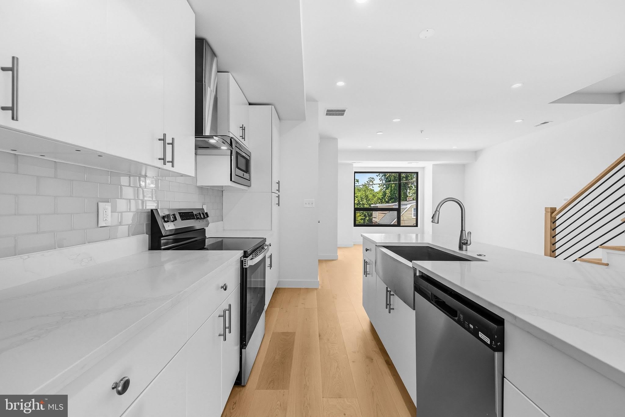 2530 ELVANS Road SE – photo 2
