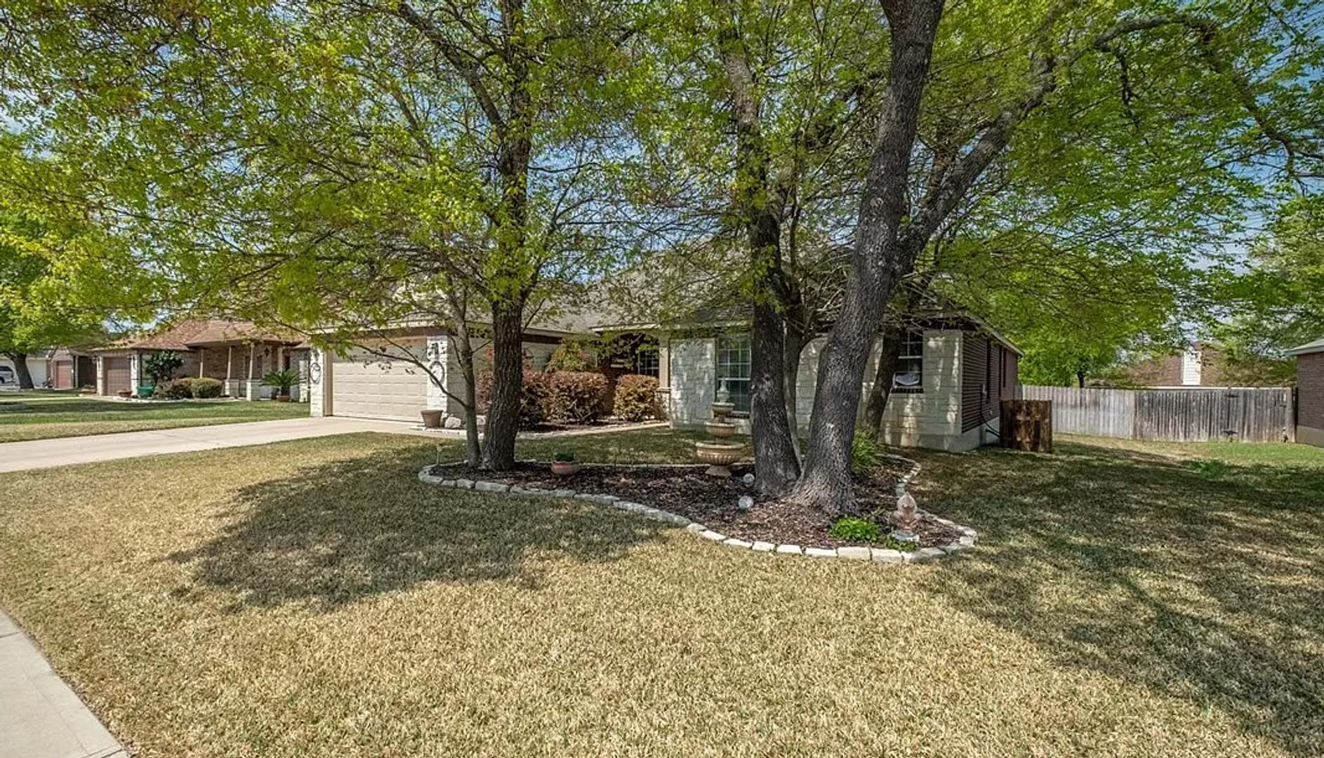 AVAILABLE NOW & READY FOR MOVE IN – photo 2