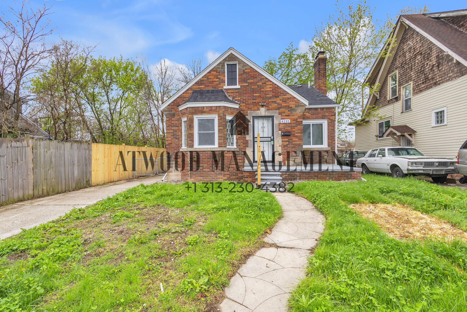 This beautifully updated 2-bedroom, 1-bath single-family home is ready for move-in! – photo 1