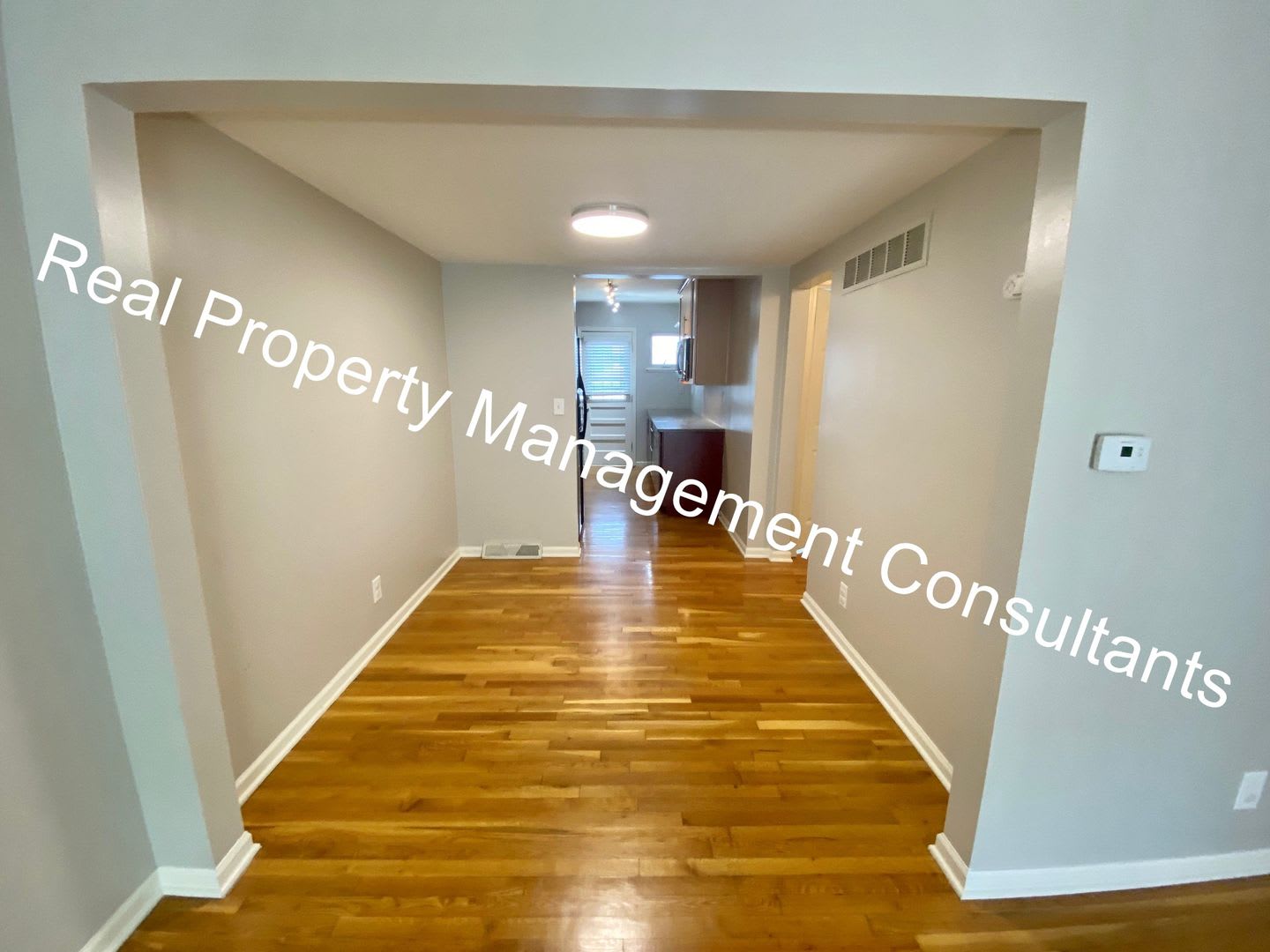 FREE RING CAMERA WITH MOVE IN! Kansas City midtown living 1 bed 1 bath home for rent! – photo 4