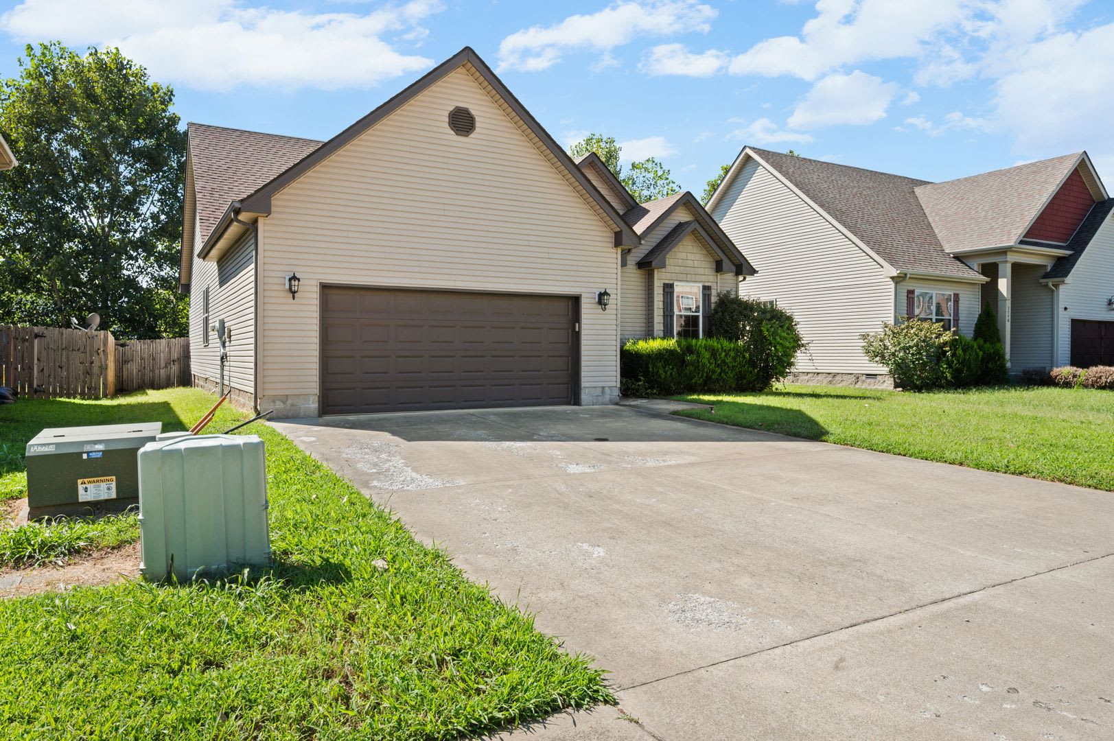 Single Family Home With High Ceilings And Covered Back Deck – photo 2