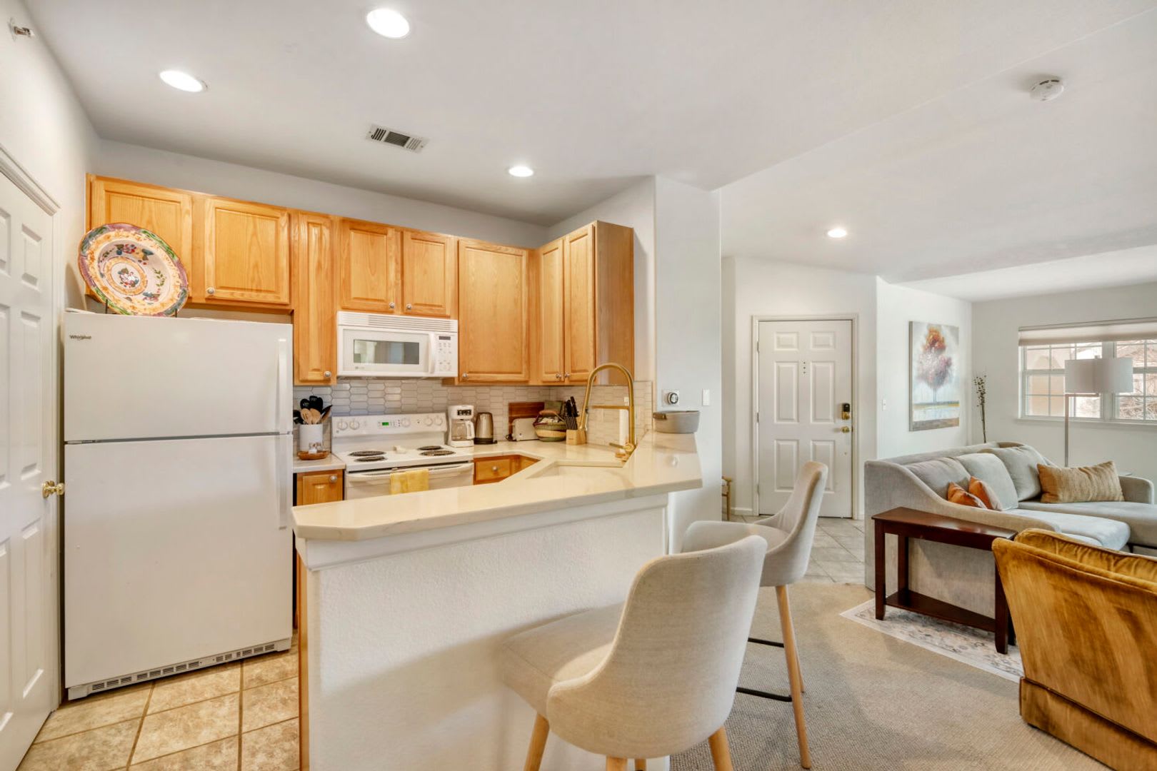 Top-Floor Serenity: Bright & Modern Fully Furnished Boulder Retreat – photo 3