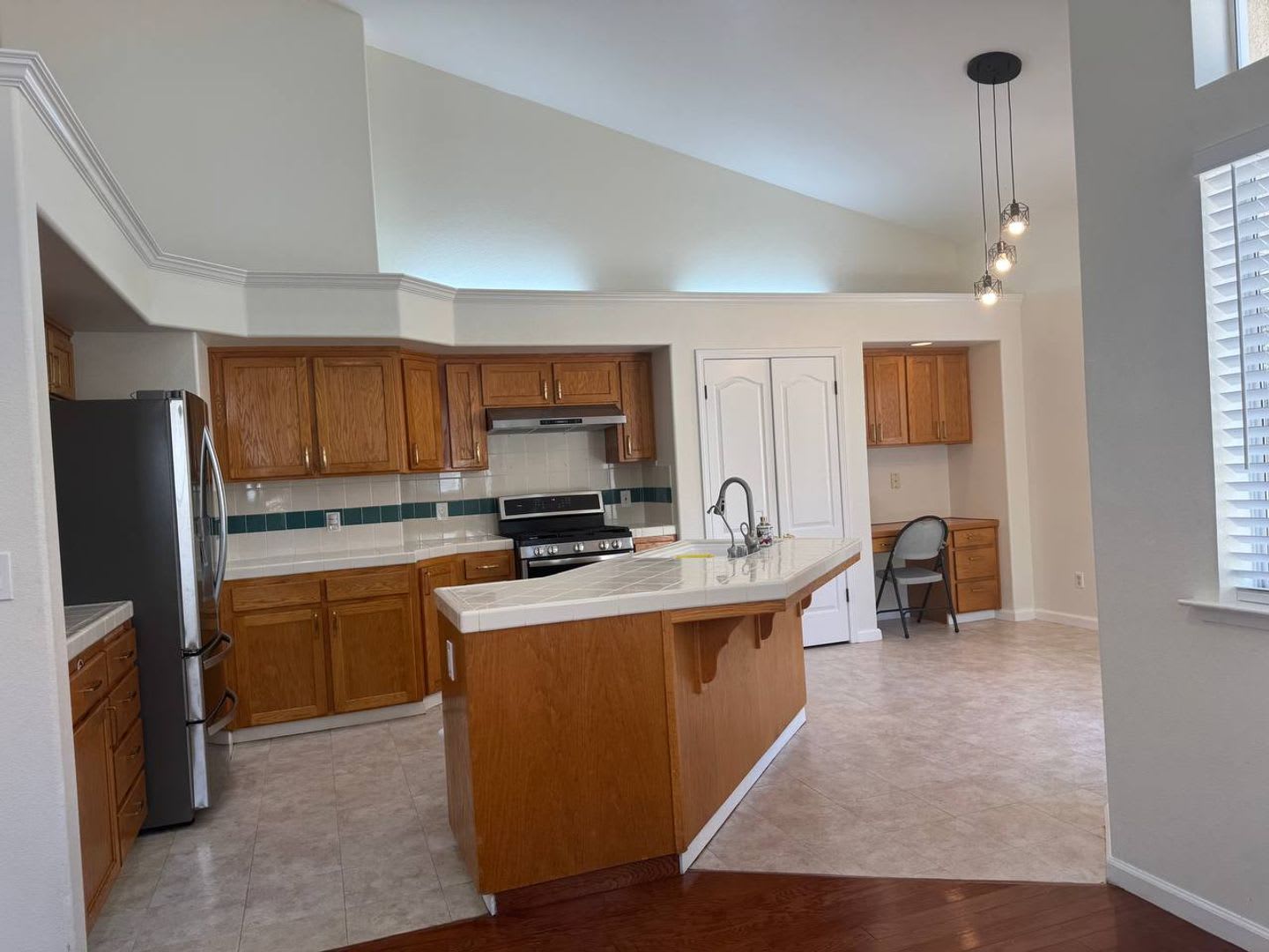 Move In Special Half Off The 1St Month S Rent Charming 4 Bedroom Home With Solar Spacious Yard – photo 4