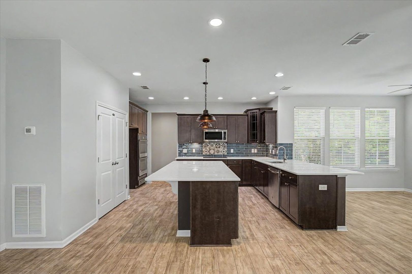 Spacious 4 Bed, 2.5 Bath in The Commons – photo 3
