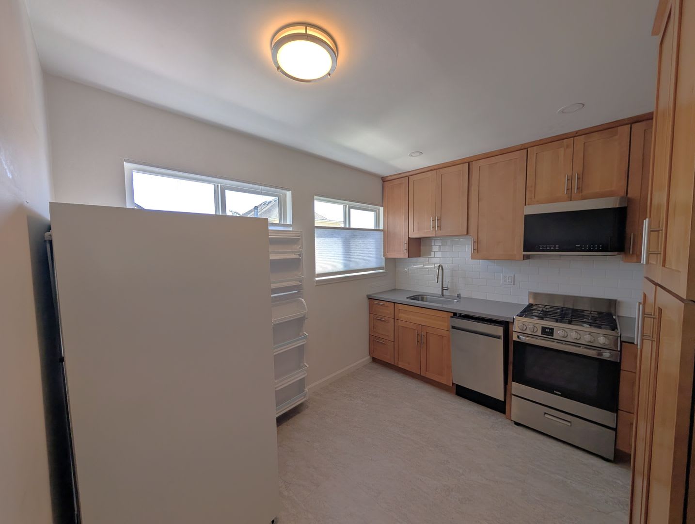 Spacious 2 Bedroom, Freshly Painted, Updated Kitchen – photo 4