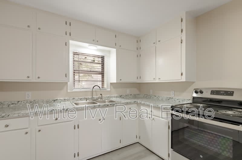 1107 W Dogwood St – photo 3