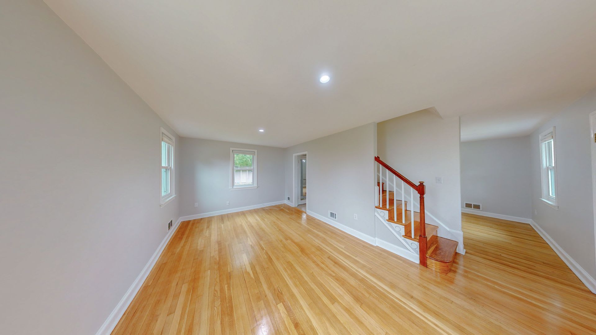 Close In Silver Spring Updated 3 Bed 2 Ba – photo 2