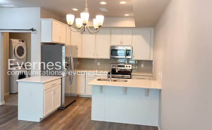 1689 Grand Avenue – photo 3