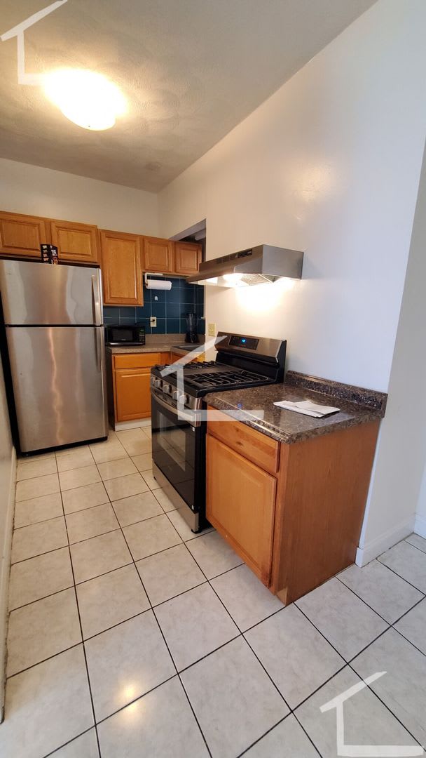 Conveniently located, beautifully maintained Apt with modern appliances. A/C. Near Public Transport! – photo 2