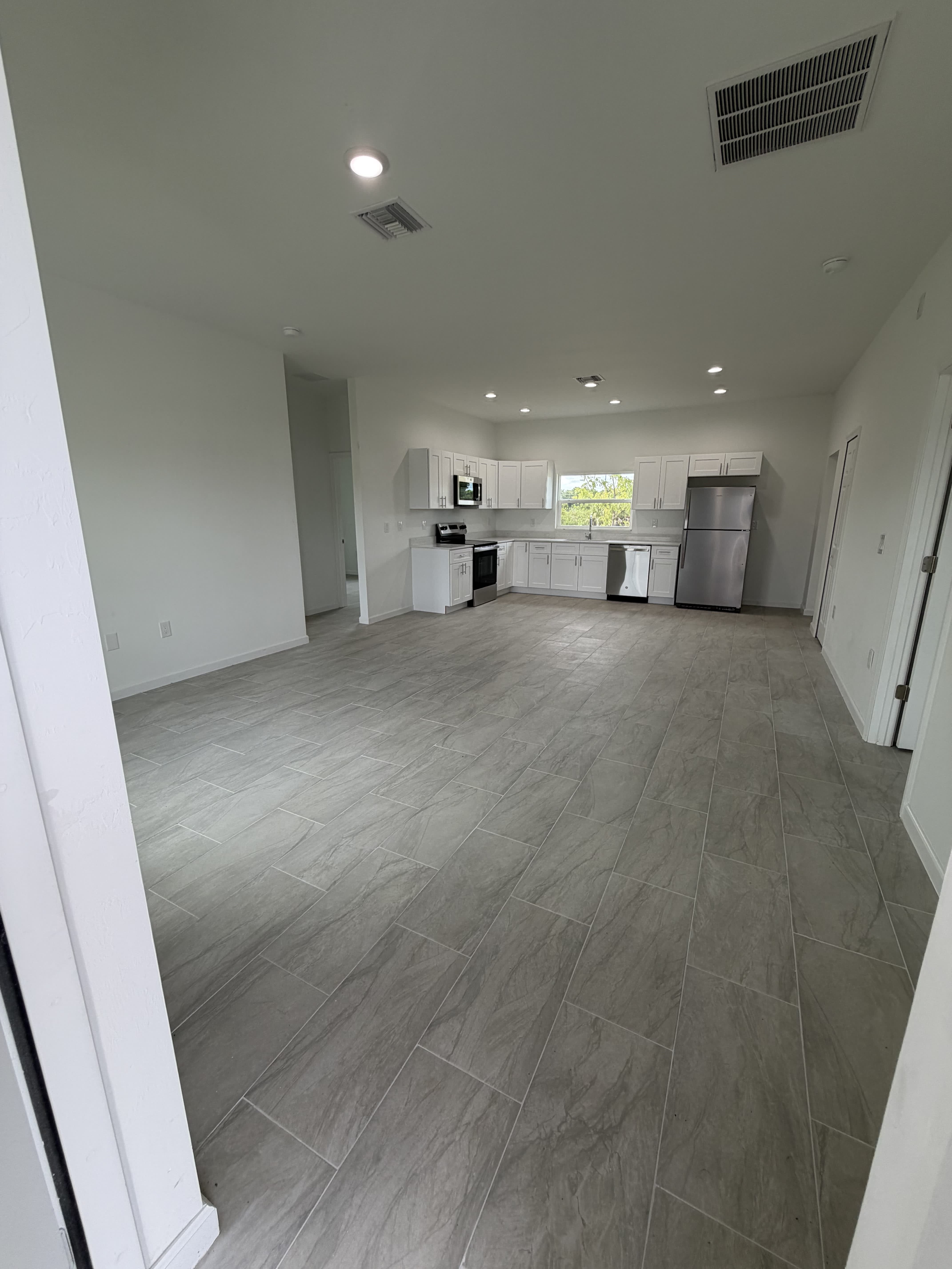 1409 Ne 23rd St – photo 3