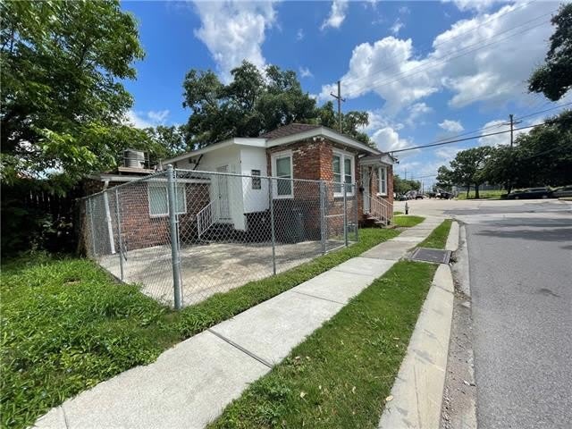 3301 S DORGENOIS Street – photo 2