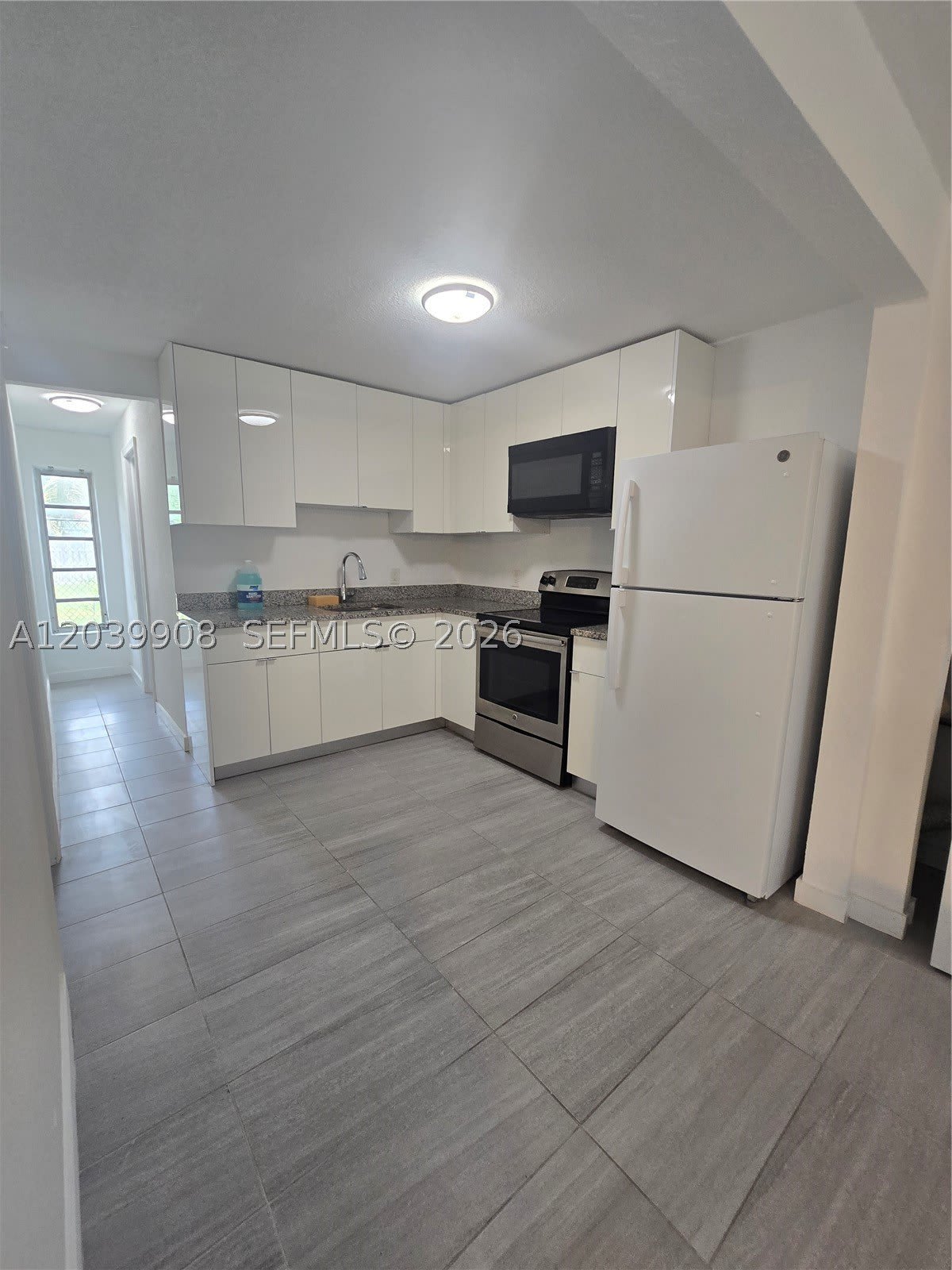 237 SW 13th St – photo 2
