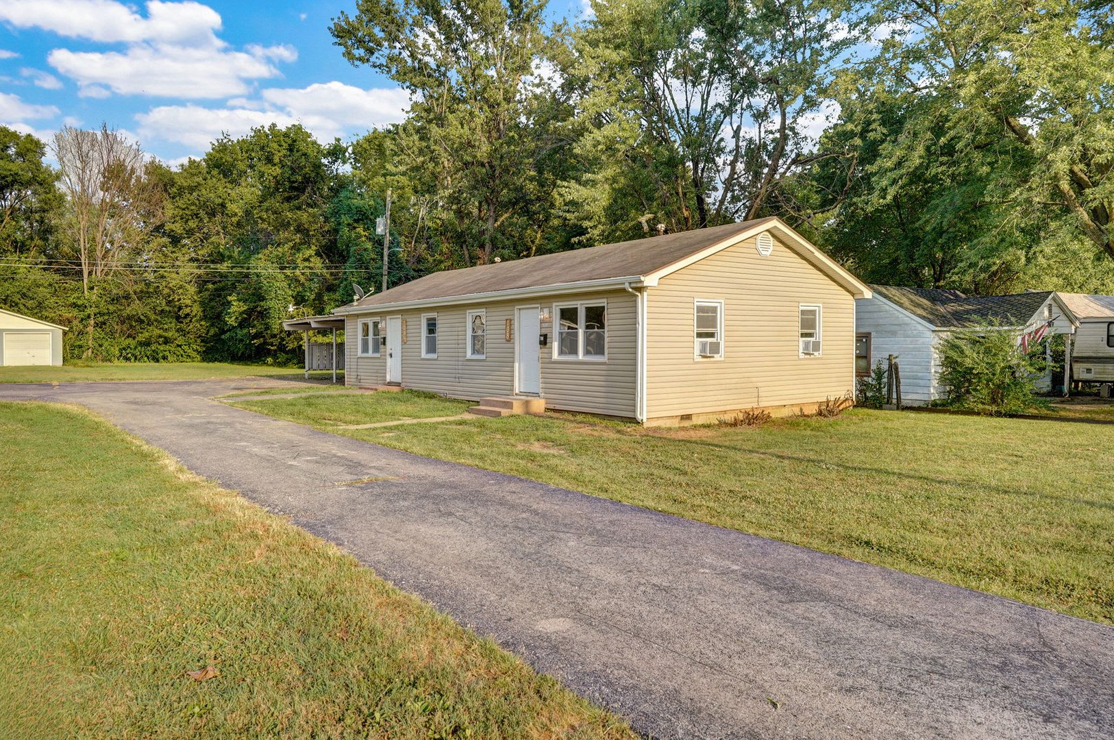 1 Bedroom 1 Bathroom House With Carport Located On A Quiet Street Lawn Care And Trash Included Pets Welcome – photo 2