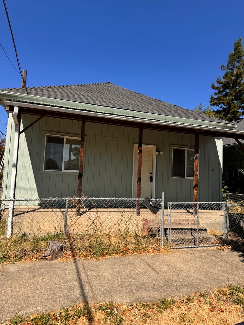 2 Bedroom House in SE Roseburg – photo 1