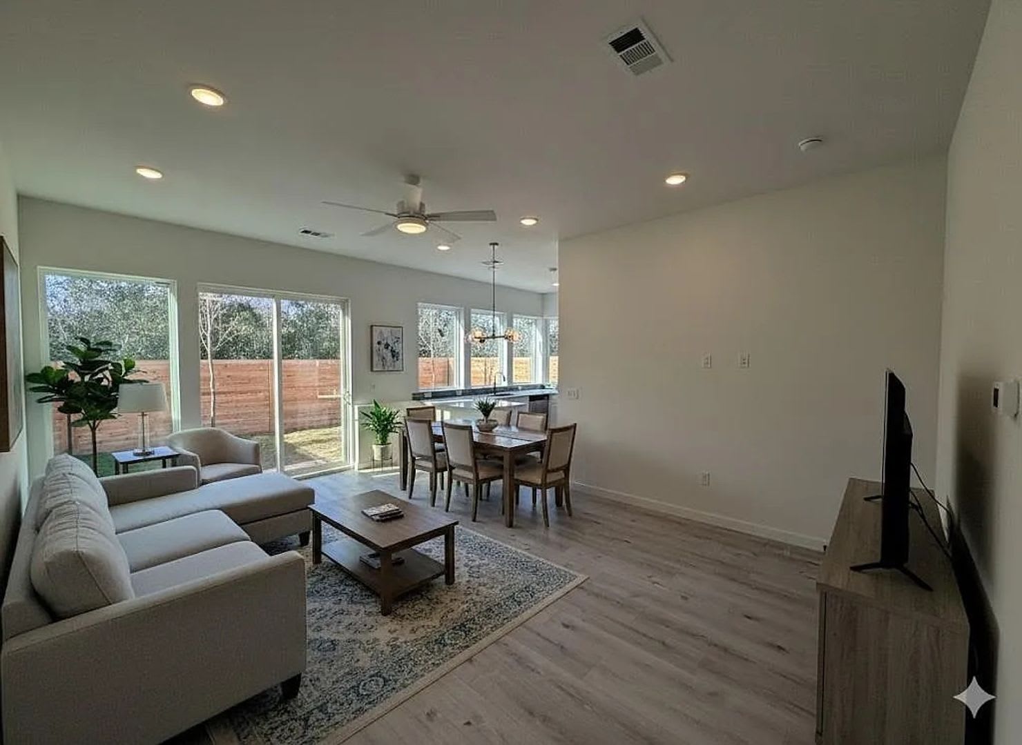 Room in 2 Bedroom Home at Riverside Farms Rd – photo 2