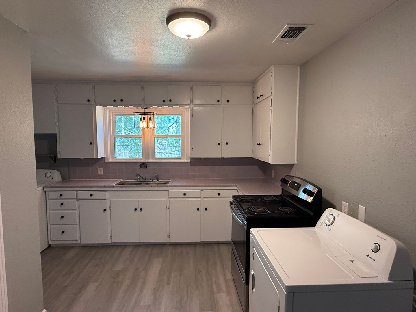 Welcome home to this beautifully updated property in a fantastic San Angelo location! – photo 3