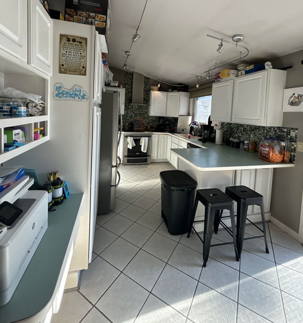 4 bedroom / 2 car garage / small dog on approval – photo 3