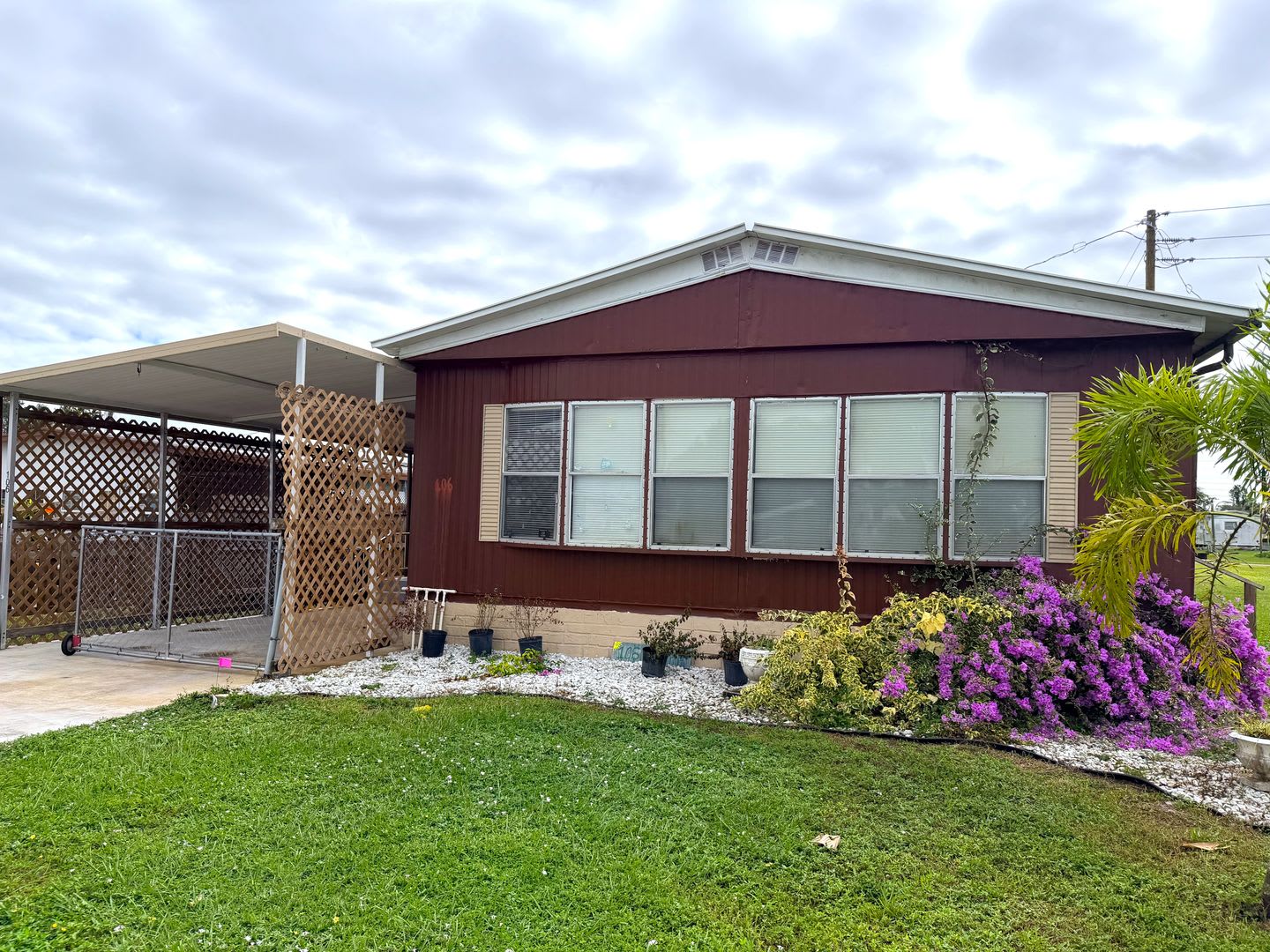 FIRST MONTHS RENT FREE! OVERSIZED 2/2 IN QUIET NEIGHBORHOOD! – photo 1