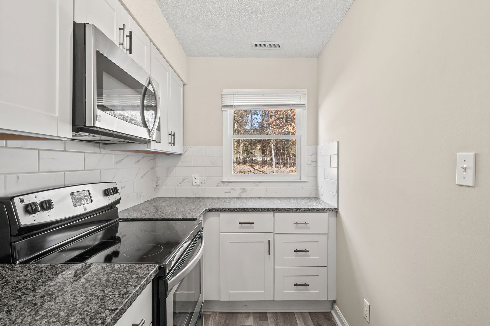 Delightful Two bedroom townhouse available NOW – photo 3