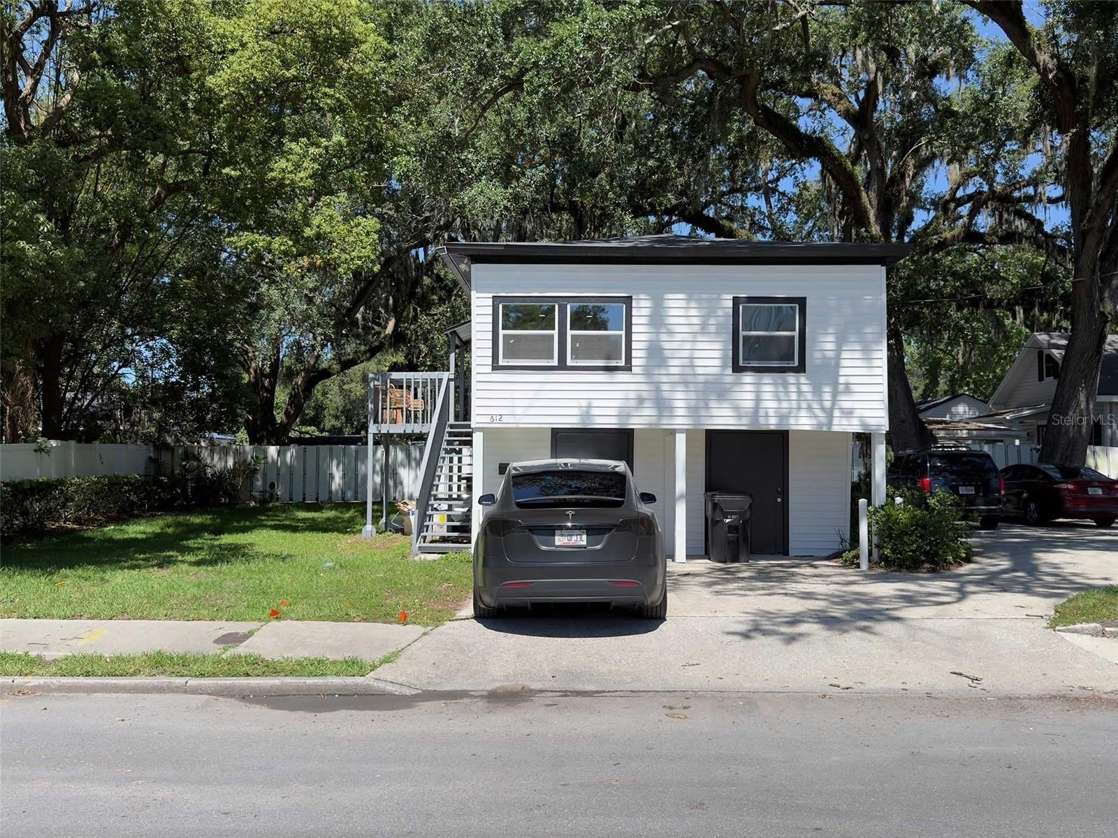 612 N HAMPTON Avenue – photo 1
