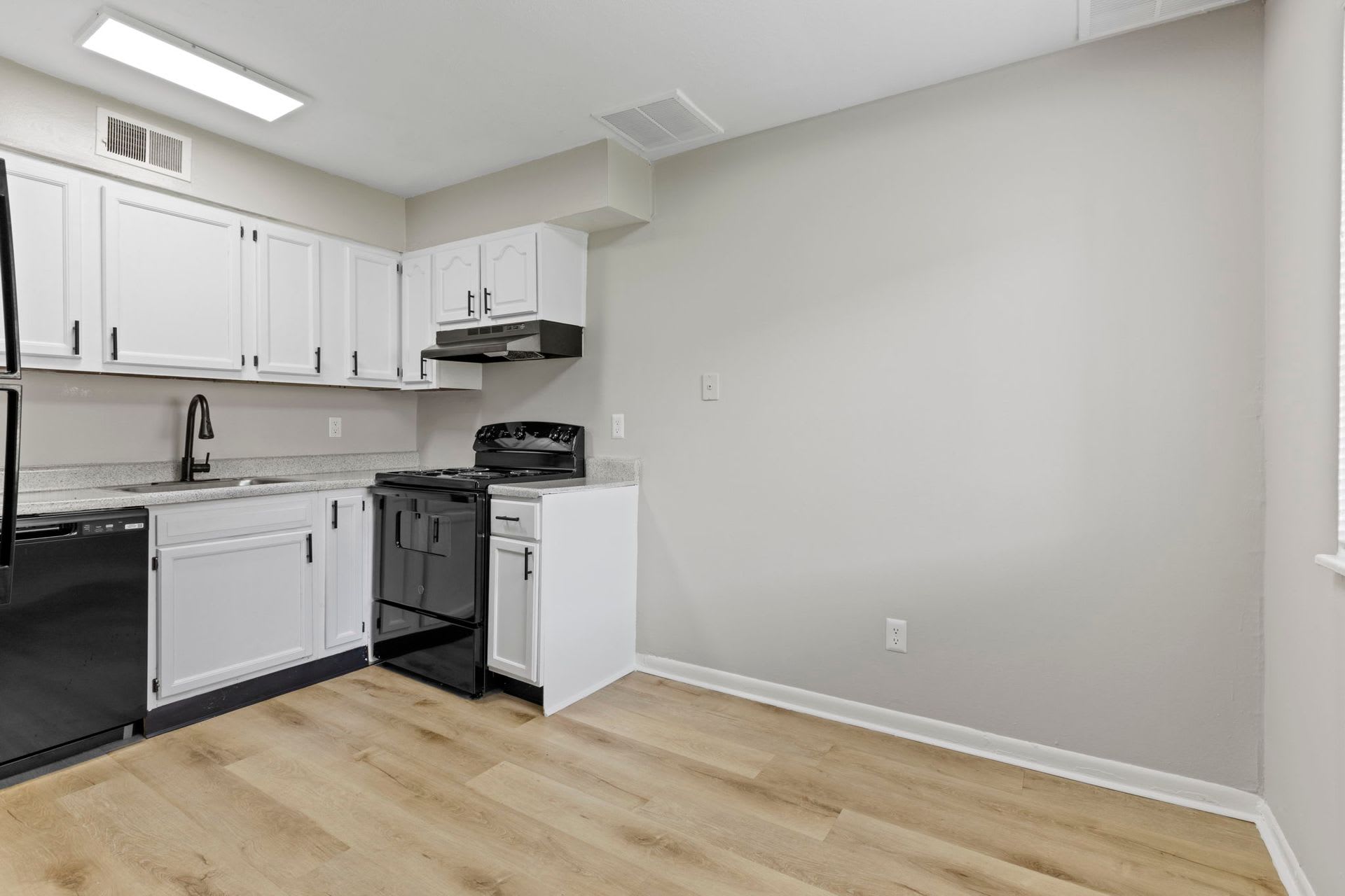 The Hills Apartment Homes – photo 3