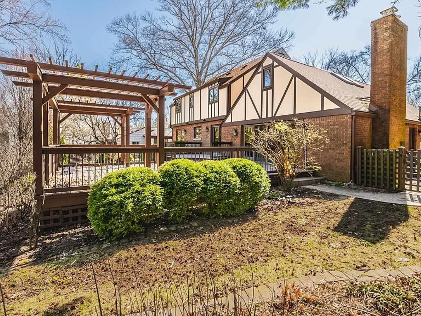 Large 5BR/3.5 Bath in Elm Heights. Available Now! – photo 3