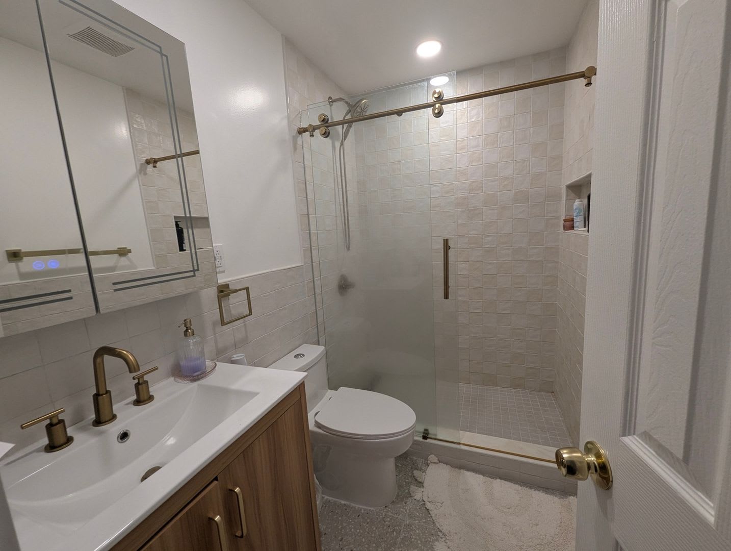 Renovated 1-Bedroom Apartment with Water Views, Private Entrance & Utilities Included – photo 5