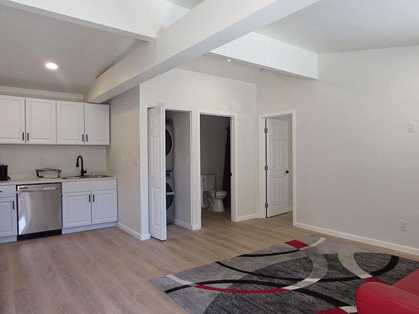 Completely Private one bedroom ADU/Guest House. Large 600sq ft! High ceilings – photo 4