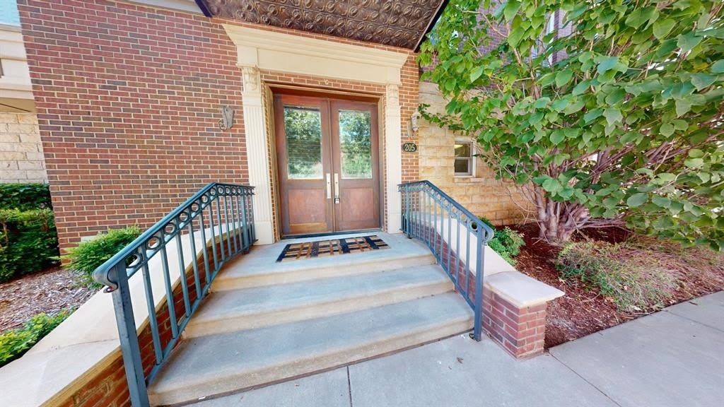205 N Geary Avenue – photo 4