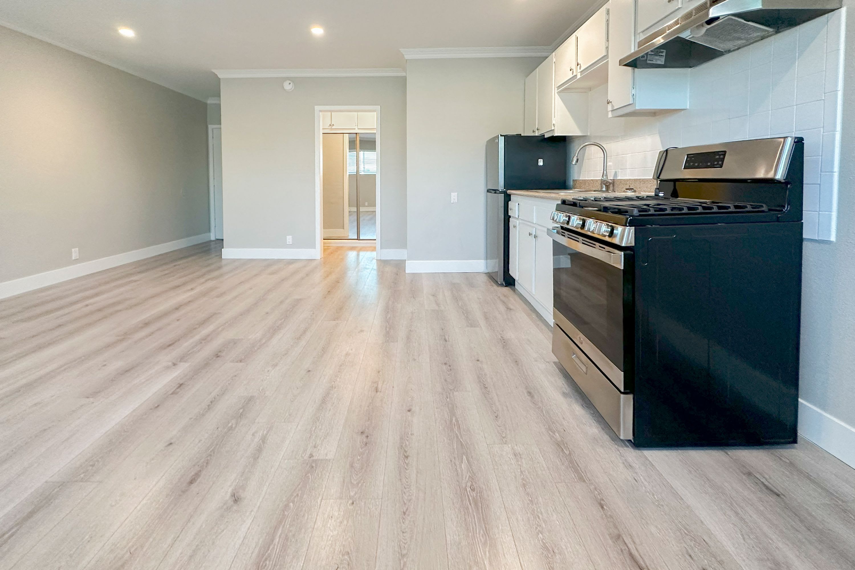 7364 Hollywood Apartments – photo 1