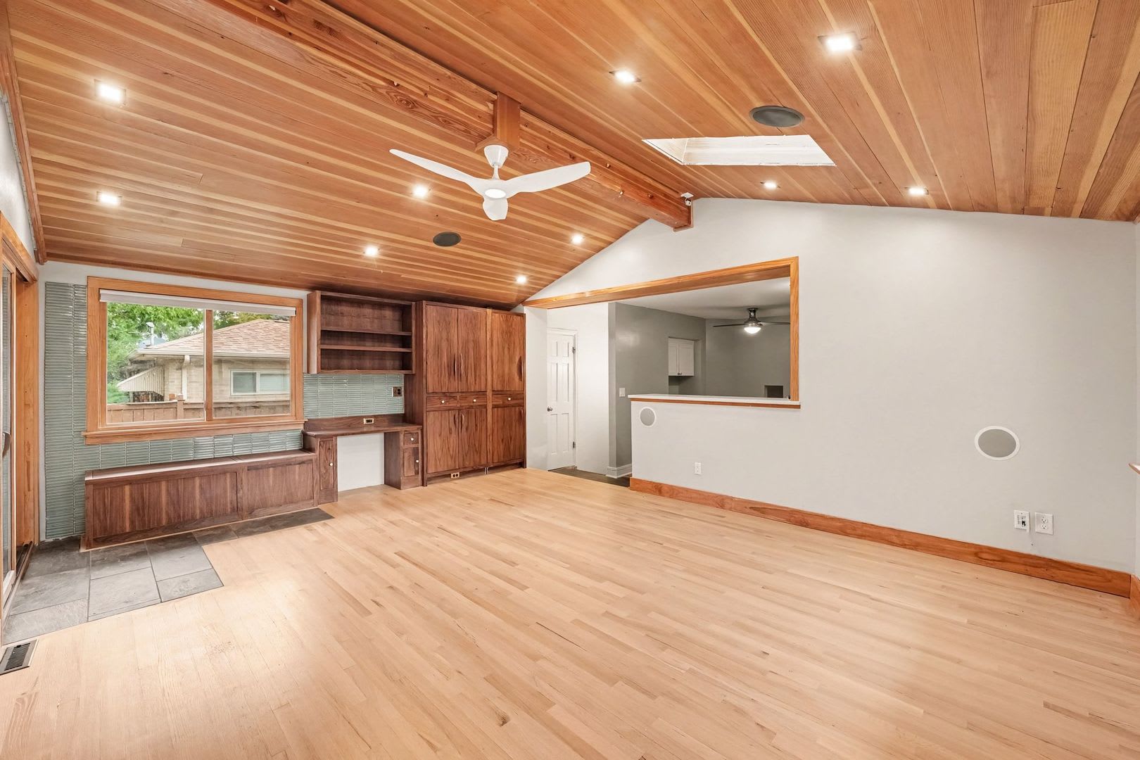 Spacious 4-Bedroom Home with Finished Basement & Secure Backyard – photo 5