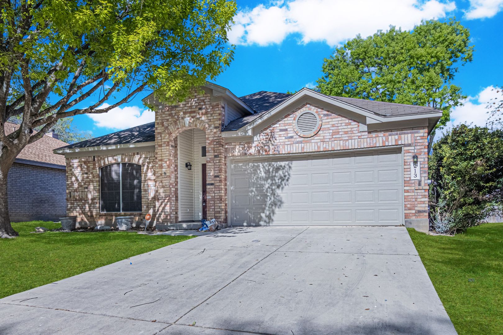 Adorable 1 story 4 bedroom 2 Bath with 2 car garage – photo 2