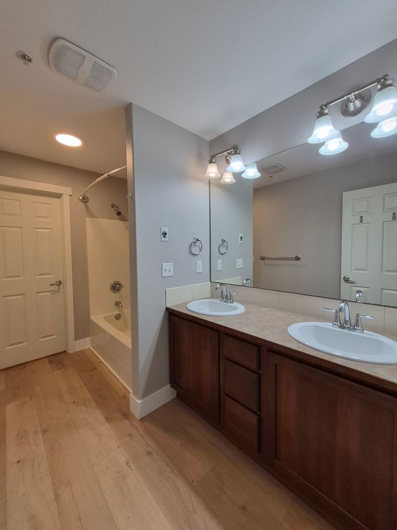 Beautiful 2BD/1.5BA Condo located in the Edgewater at South Hill **MOVE-IN SPECIAL** – photo 5