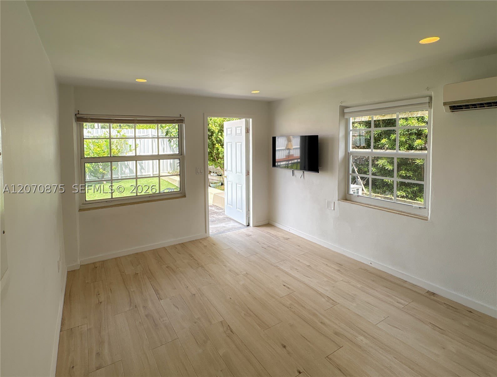 4349 Sheridan Ave – photo 2