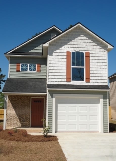 Stylish 3BR/2.5BA Two-Story Home with Fenced Yard & Modern Kitchen in North Valdosta – photo 1