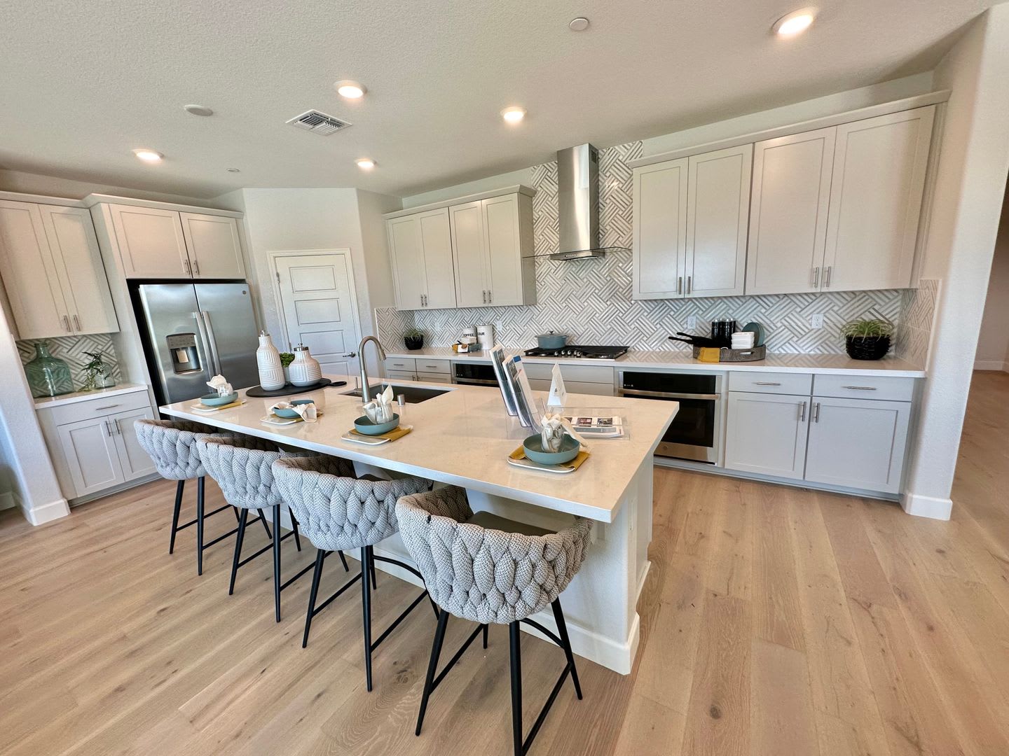 Lakefront 5-Bedroom Home with Stunning Lake Views – photo 5