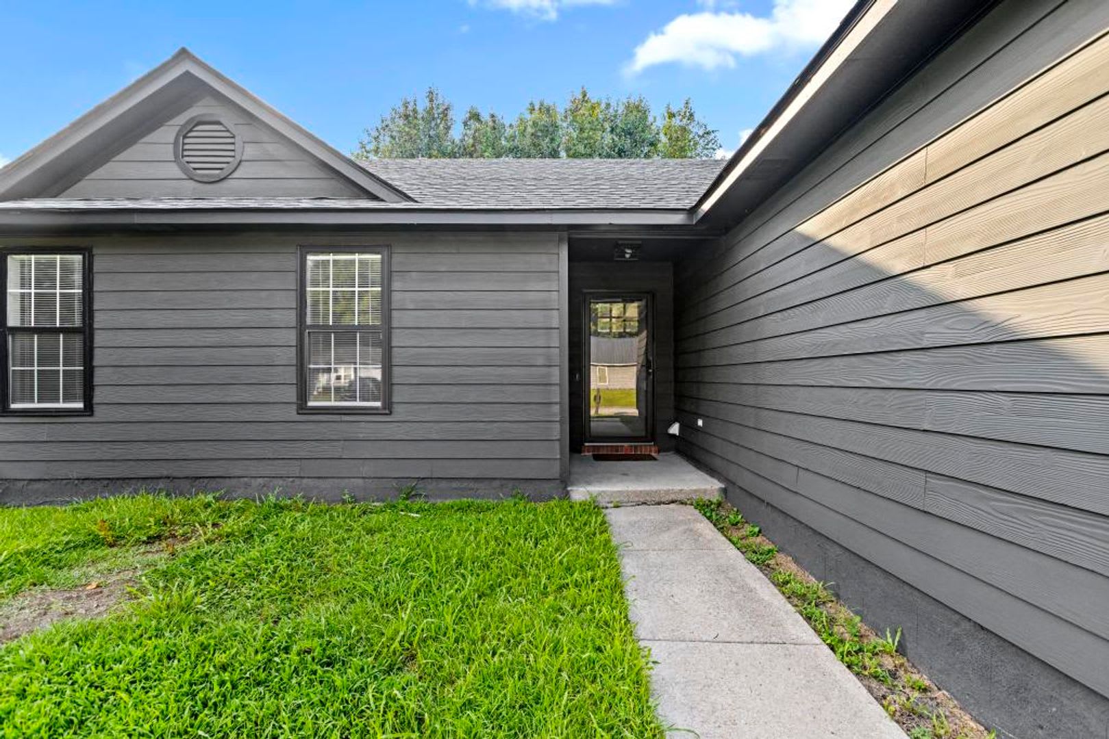 Stylish Home with Open Floorplan & Fenced Backyard – photo 2