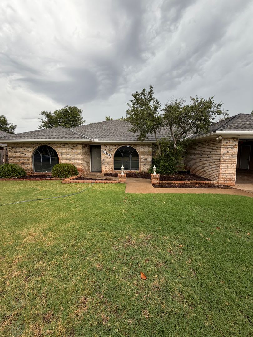 Newly Updated Granite Counters 4 Bd 3 Ba Spacious – photo 1