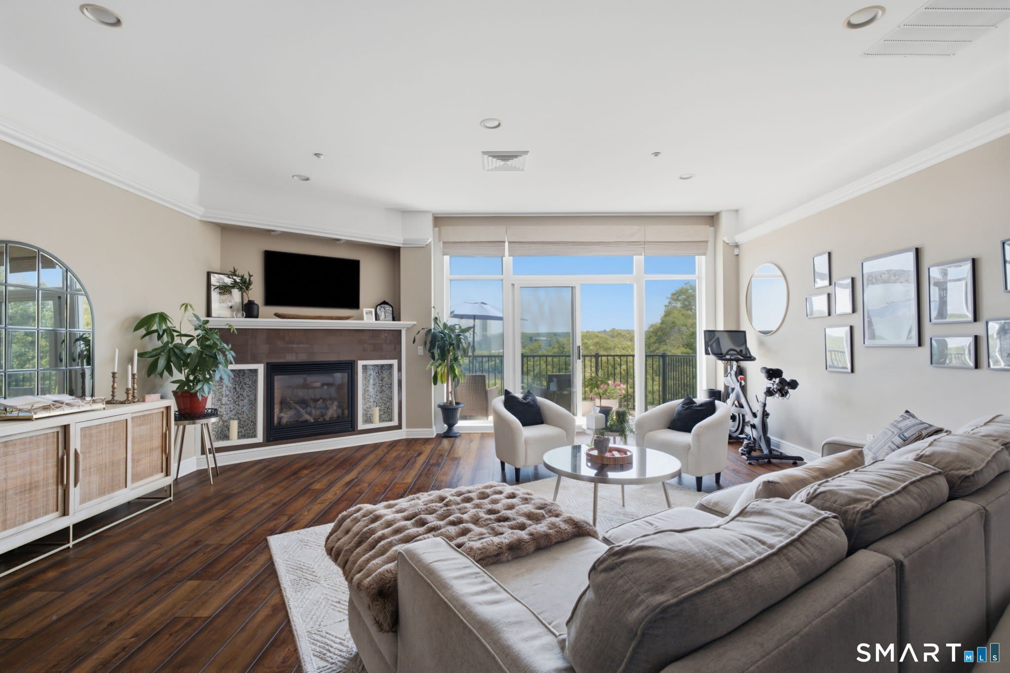 586 W Thames Street – photo 3