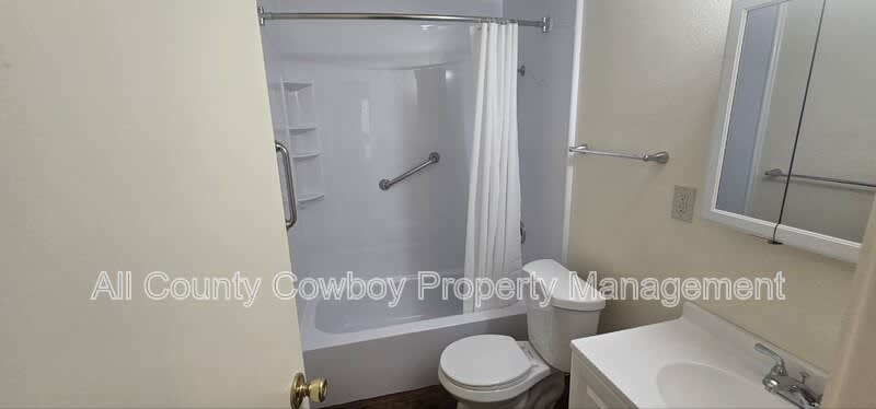 1017 E 8th St – photo 4