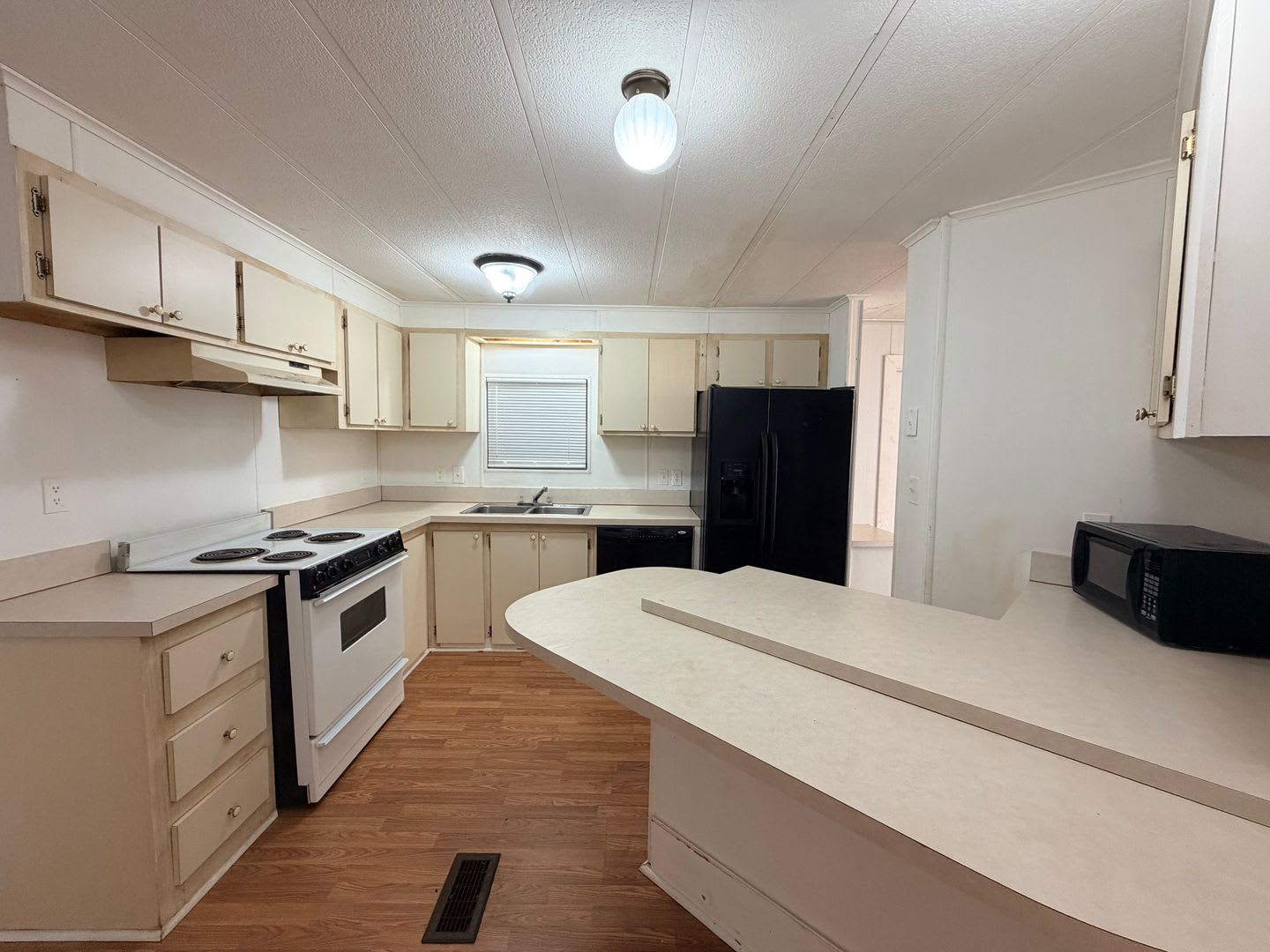 FIRST MONTHS RENT FREE! OVERSIZED 2/2 IN QUIET NEIGHBORHOOD! – photo 5