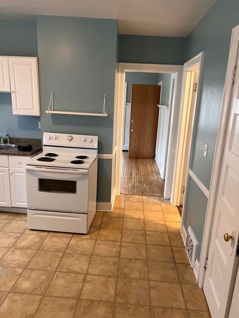 Large Spacious 4 Bedroom UPPER with Large Living Room and Dining Area!! – photo 3