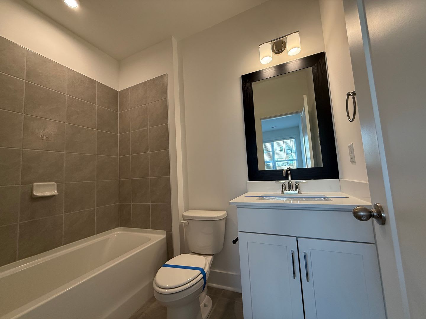 3-Bedroom, 3.5-Bath, 3-Story Townhome with Quartz Countertops and Washer/Dryer in Decatur – photo 5
