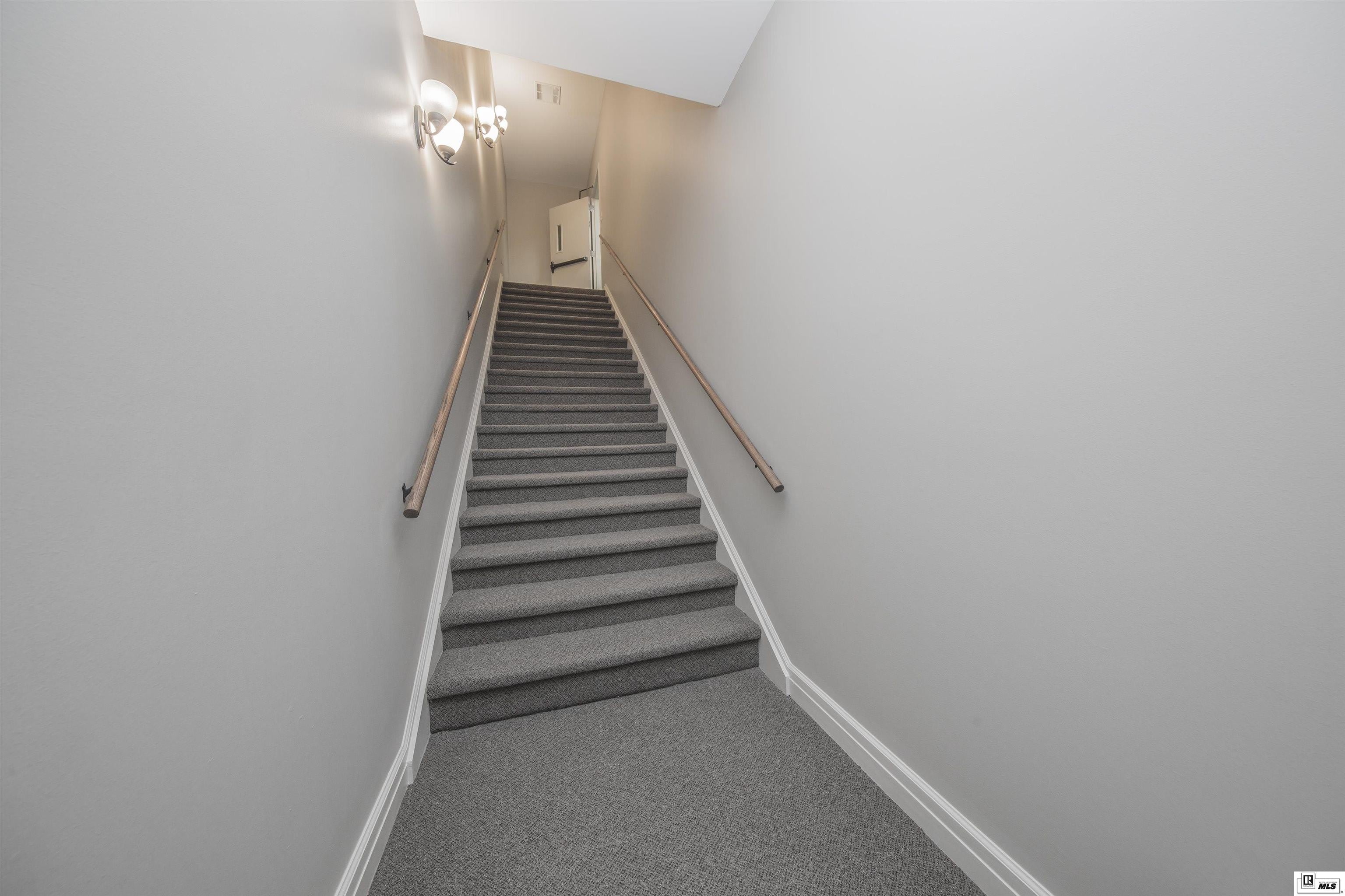 1881 HUDSON CIRCLE – photo 4