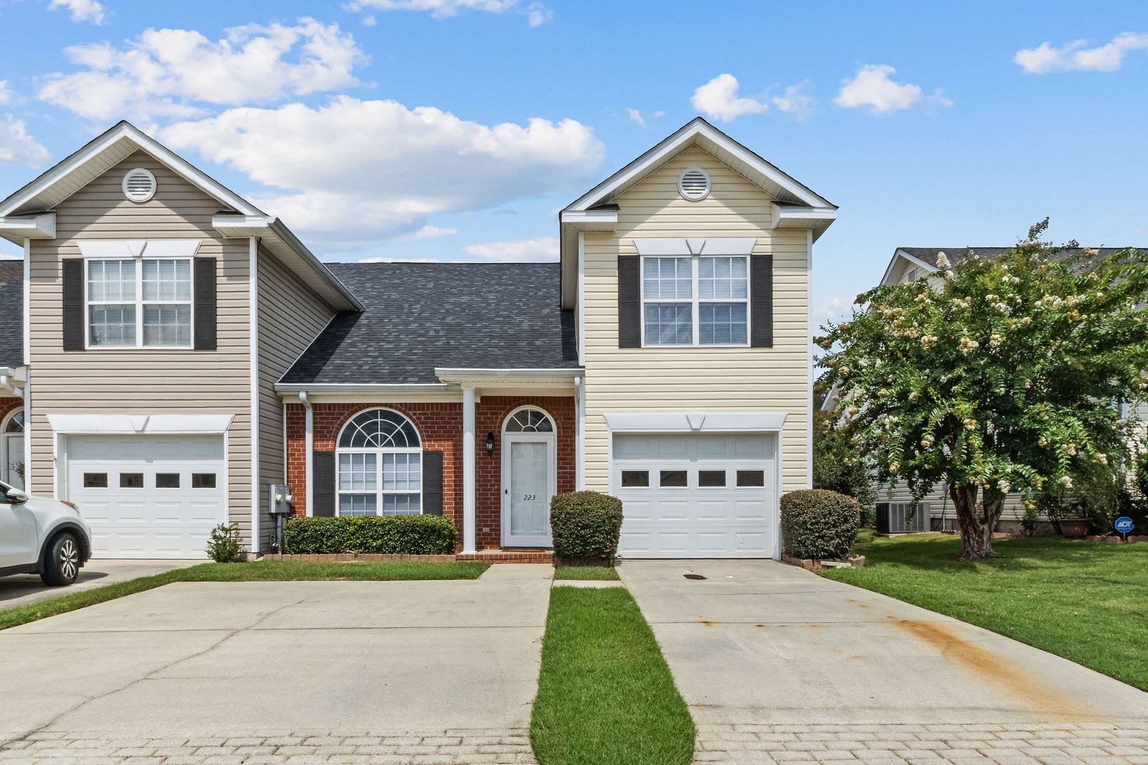Immaculate townhome in Bay Hill – photo 1