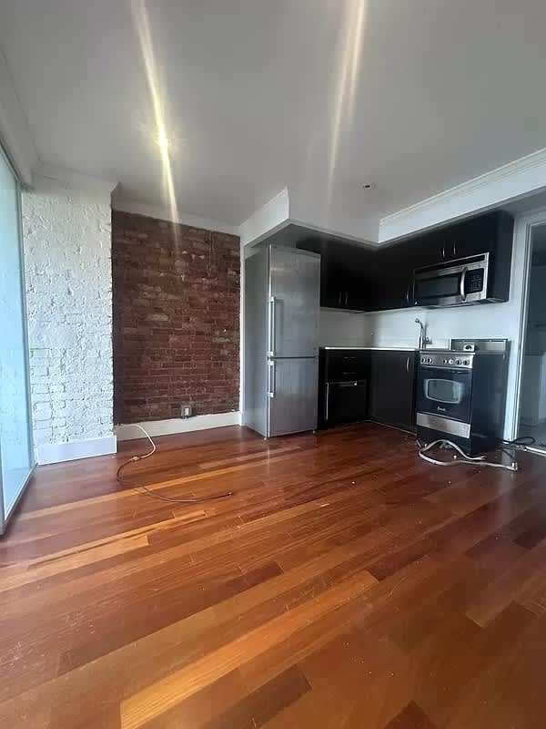 195 E 4th St – photo 2