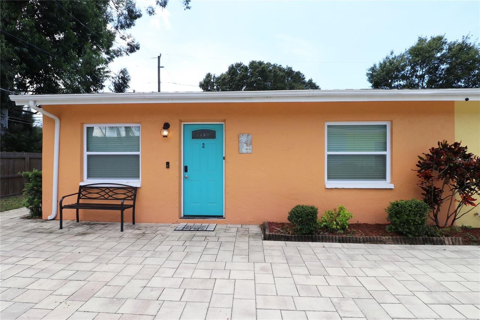 1635 GLADYS Street – photo 2