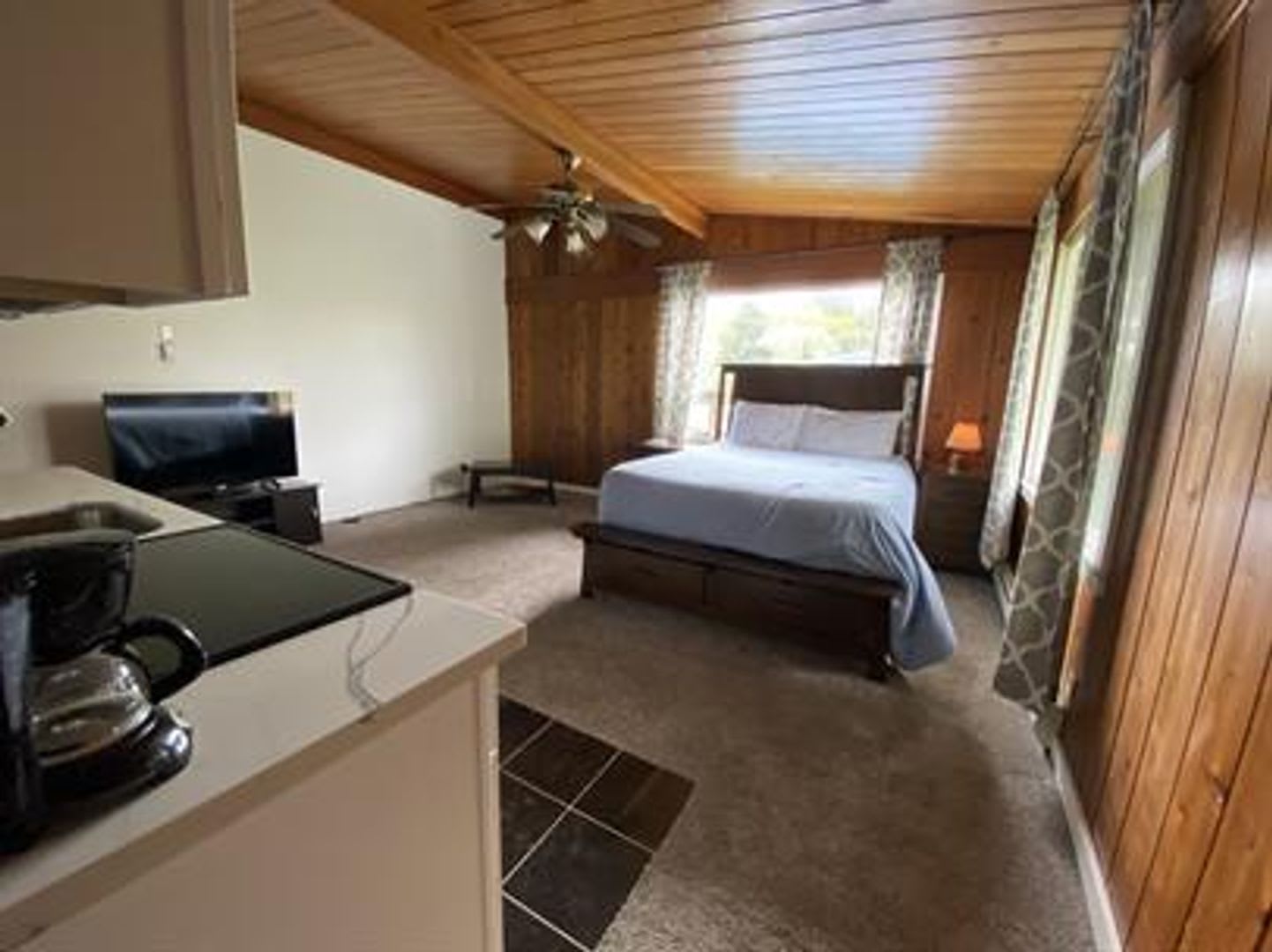 Small Studio Condo, Partially Furnished, Located in Town! – photo 4