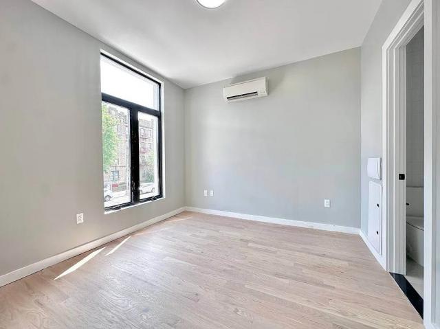 2819 Clarendon – photo 2