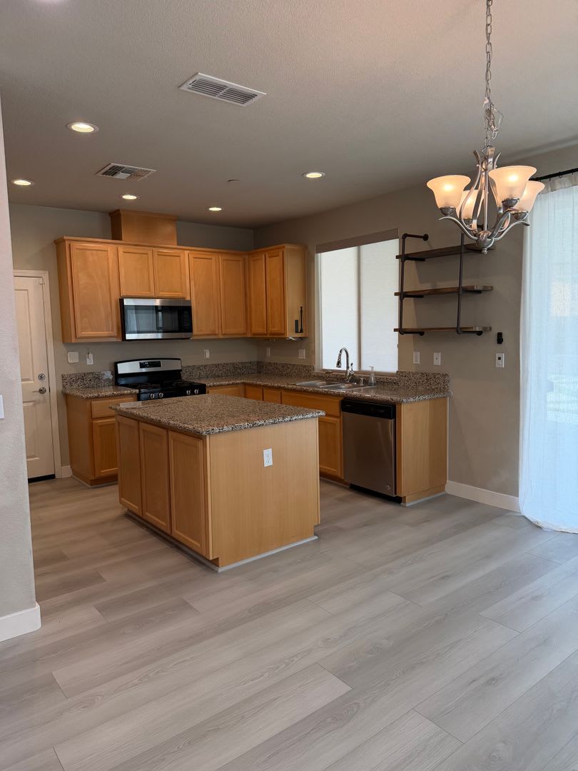 **Modern 3-Bedroom Home with 2-Car Garage & Included Appliances** – photo 4